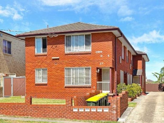 Handy Location! - Photo 1