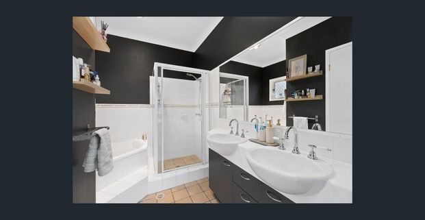 Experience the charm and elegance of villa living - Photo 1