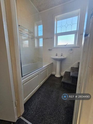2 bedroom end of terrace house to rent - Photo 2