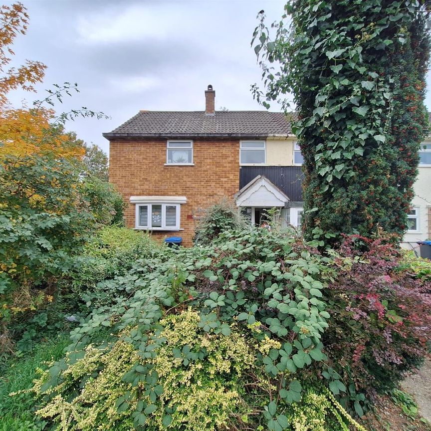 Cunningham Avenue, Enfield EN3, London - Photo 1