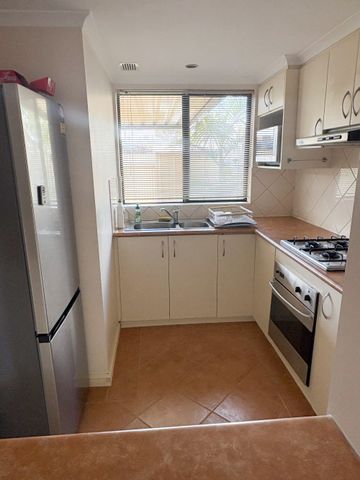 Fully Furnished Townhouse in Central Location - Photo 5