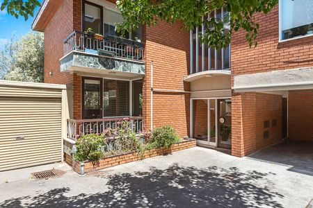 Spacious Ground-Floor Gem - Photo 3