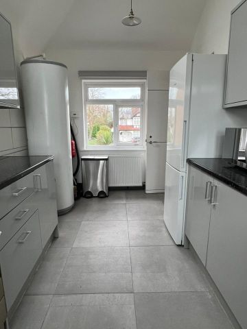 Room in a Shared House, Redford Avenue, SM6 - Photo 3