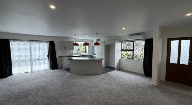 Sunny, Spacious & Secure – Family-Friendly Home in Onehunga - Photo 1