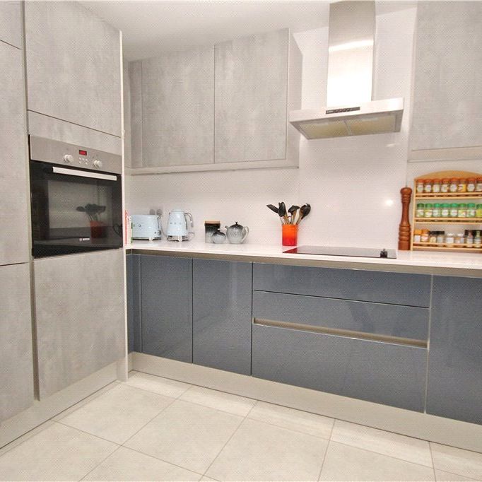 Queenswood Crescent, Englefield Green, Surrey, TW20 0AT - Photo 1