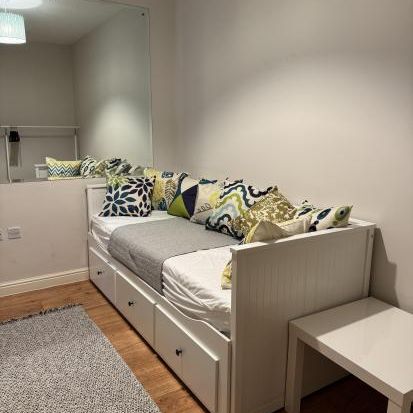 Friendly Home for Weekday Let - Photo 1