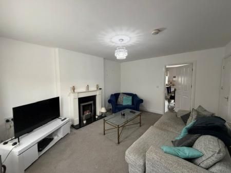 3 bedroom Semi-detached house To Let - Photo 1