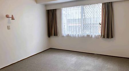 Spacious Family Living in the Heart of Papatoetoe! - Photo 3