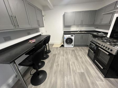 4 bedroom semi-detached house to rent - Photo 3