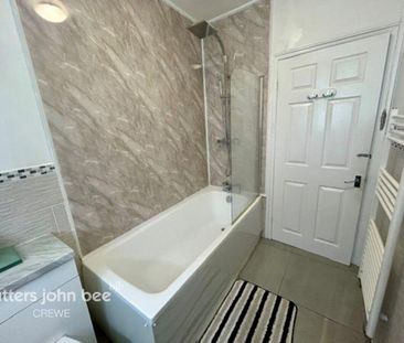 3 bedroom semi-detached house to rent - Photo 5