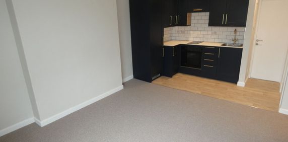 2 bed Apartment - To Let - Photo 2