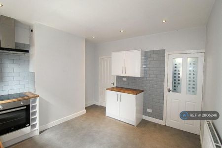 2 bedroom terraced house to rent - Photo 2