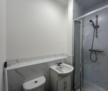 1 bedroom in a flat share to rent - Photo 3