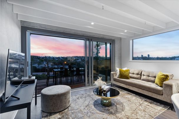 Exclusive Apartment With 2x Secure Parking - Photo 1