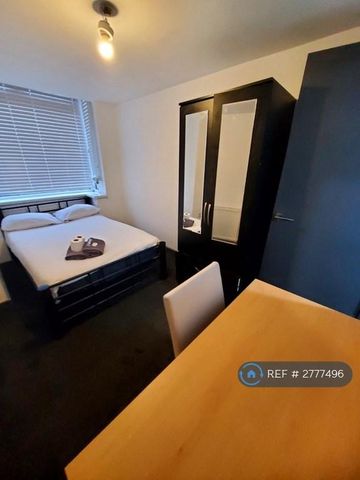 1 bedroom in a house share to rent - Photo 2