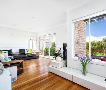 Spectacular Water Views in a Prestigious Location - Photo 4