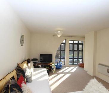 A fantastic modern, light and stylish one bedroom flat available to... - Photo 6