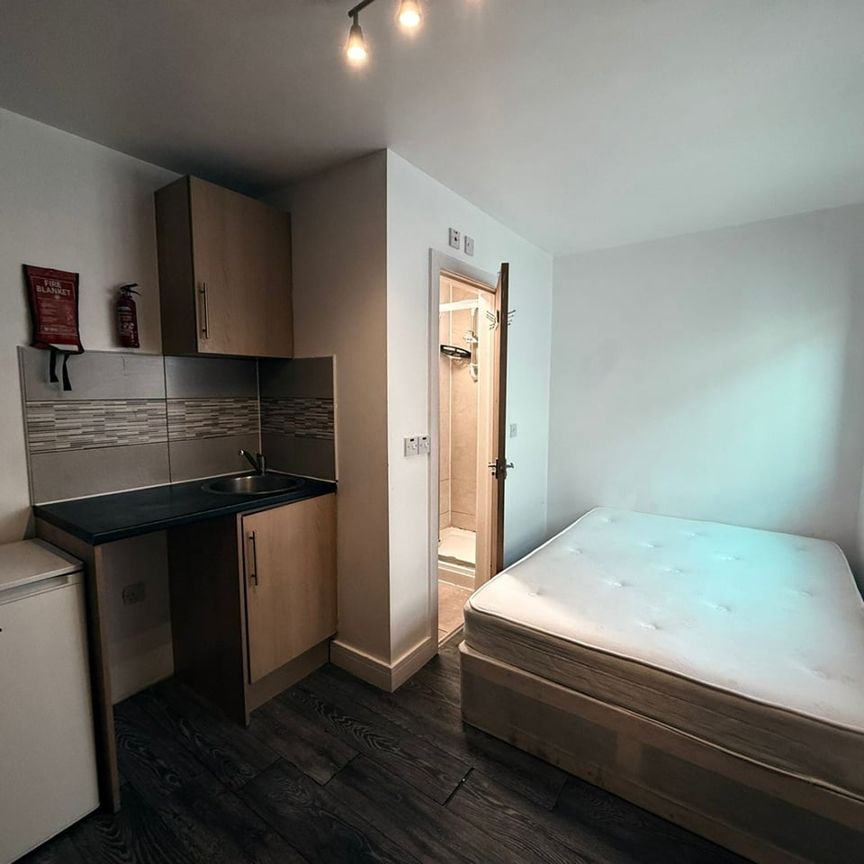 Studio Flat, High Road, IG1 - Photo 1