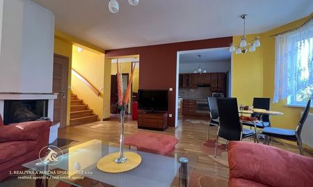 PRENÁJOM NÁDHERNÉHO 4,5-IZB. 2-PODLAŽNÉHO RODINNÉHO DOMU S GARÁŽOU A ZÁHRADOU V TICHOM PROSTREDÍ (CHORVÁTSKY GROB) - Fotografia 3