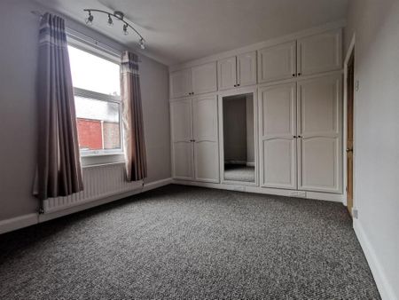 2 bedroom end of terrace house to rent - Photo 4