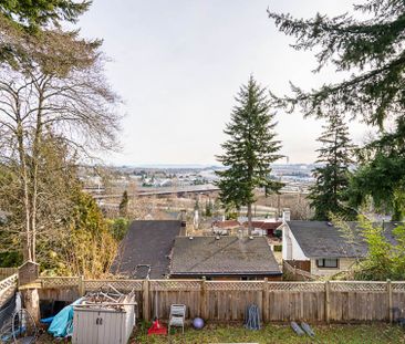A BEAUTIFUL SPACIOUS HOME IN CAPE HORN, COQUITLAM - Photo 6