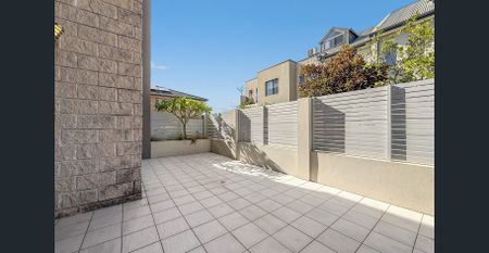 SPACIOUS TOWNHOUSE IN THE PERFECT LOCATION! - Photo 4