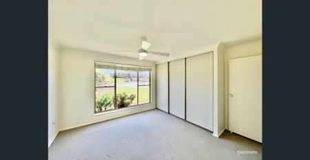 Spacious Five-Bedroom Family Home in a Quiet Cul-de-Sac.. - Photo 3