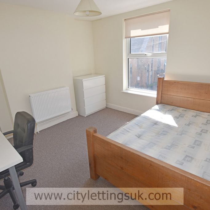 3 Bedroom End Terraced House - Photo 1