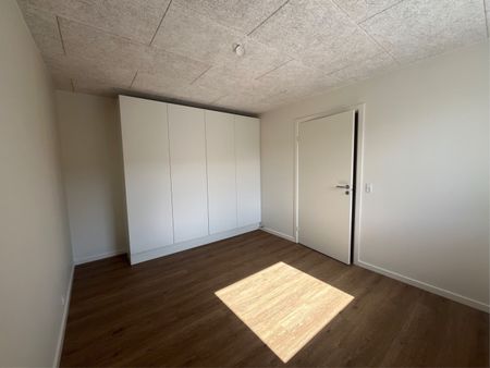 Nyopført med egen p-plads i kælder og elevator direkte til lejligheden - Photo 2