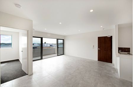 Top floor unit with 2 car spaces! - Photo 2