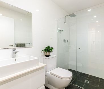 Spacious North-Facing 2-Bedroom Apartment with Courtyard Oasis - Photo 6