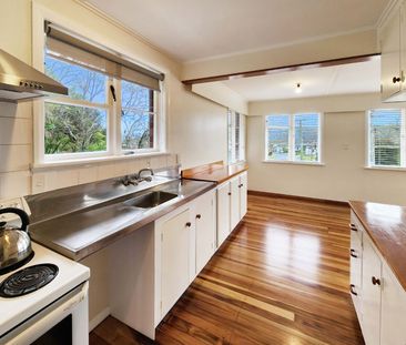 Generous Living Space in Naenae - Photo 4