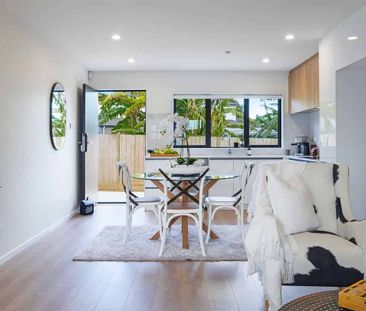 BEAUTIFUL 3 BEDROOM, 2+1/2 BATH TOWNHOUSE - Photo 3