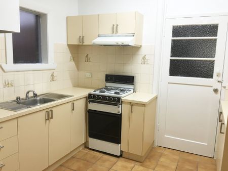 Fully furnished Art Deco living in a tightly-held Cul-de-sac. - Photo 5