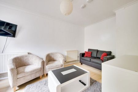 £802 p/w (£3,475 pcm) - Photo 3