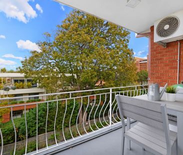 Renovated 2 Bedroom Apartment with Carspace - Photo 1