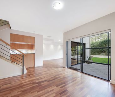 SPACIOUS MODERN TOWNHOUSE - Photo 1