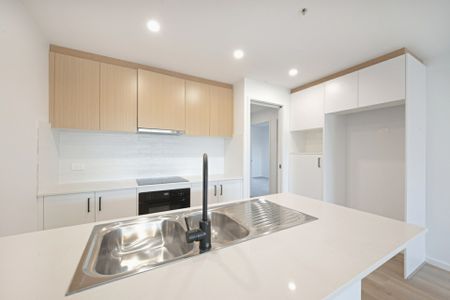 Ground floor 2 bedroom, 2 bathroom, 2 car unit - Photo 5