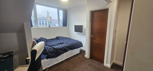 6 Bed - 14 Ash Road, Headingley, Leeds - LS6 3HD - Student - Photo 1