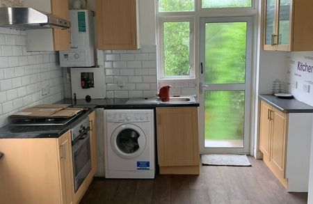 3 Marlbourgh Close Colliers Wood SW19 - Photo 4