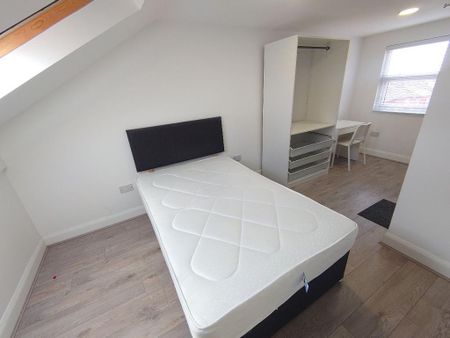 1 bedroom in a house share to rent - Photo 2