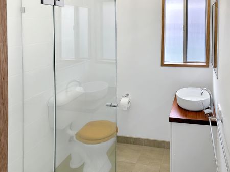 CHARMING 3 BEDROOM COTTAGE - Photo 2