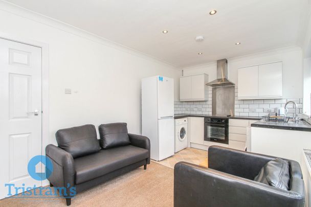 3 bed Flat for Rent - Photo 1