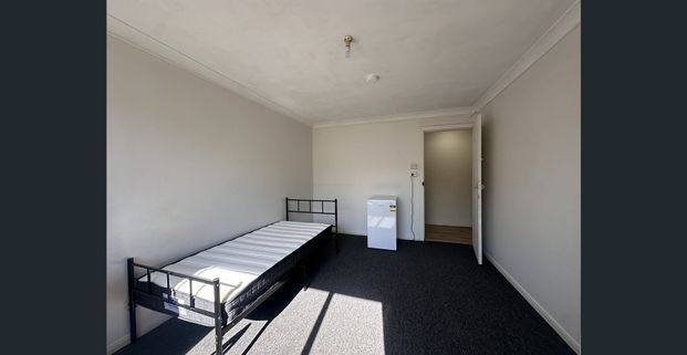 Single room in a shared boarding house - Photo 1