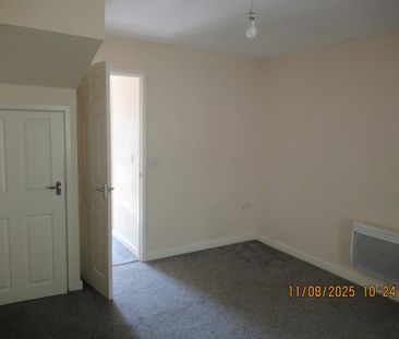 2 bedroom end of terrace house to rent - Photo 3