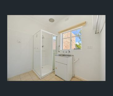 Three Bedroom Apartment Above Shop - Photo 3