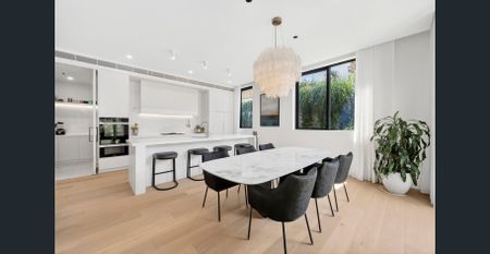 Coastal luxury living in the heart of Newport - Photo 2