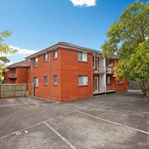 Renovated Two Bedroom Apartment - Photo 2