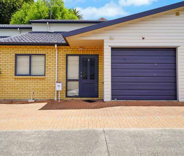 Spacious Three Bedroom in Birkdale - Photo 2