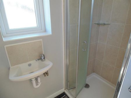 2 bedroom Flat To Let - Photo 5